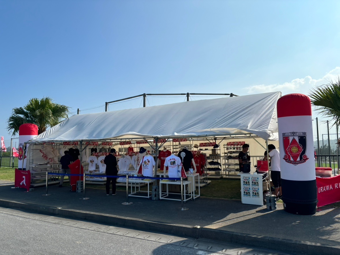 REDS_GOODS's tweet photo. 2026/27シーズン 夏季トレーニングキャンプ Supported by Juice
⛱️グッズ売店オープン⛱️

本日よりグッズ売店を出店!!🔥
トレーニングキャンプ地購入者限定特典として、5,000円以上お買い上げのお客さまへオリジナルピンバッジを1個プレゼント🎁

ご来店をお待ちしてます🌻

#浦和レッズ #ウラワグッズ https://t.co/Fk7V1Y4TqP