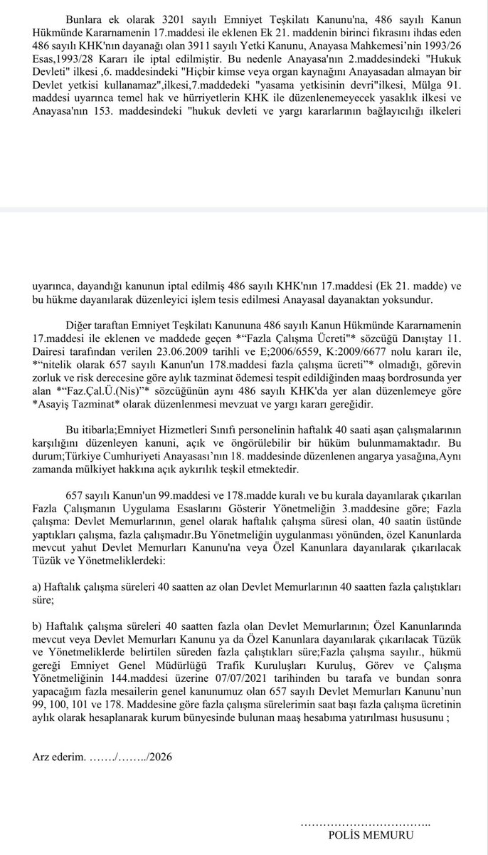 ahmetxaksoz's tweet photo. Değerli Meslektaşlarım

On yıllardan beri tartışılan ve halen gündemde yerini koruyan çok önemli bir mevzu " kumanya aşağı kumanya yukarı" gündemde iken haftalık çalışma süresinin kanunlaşması,fazla çalışma ücreti ödenmesi, maaşın eşitlenmesinde Silahlı Kolluk Tazminatı hakkı, sosyal ve mali hak kayıpların yaşanmaması ,hakların iyileştilmesi içinde sendika ve toplu sözleşme hak mücadelemiz dikkat çeker mi bilmem ama haftada 40 saatten fazla çalışma ücreti hakkını kazanmak için sürekli dediğim gibi farklı stratejiler üzerine fikir inşa ediyorum ve çok şükür dikkate alan bazı meslektaşlarımız ile de farklı illerden dava içinde oluyoruz. İşte bunlardan bir dilekçe şöyledir. Bu sefer birim bazlı Trafik Polisi üzerinden bir mesai dilekçesidir. 

Değerli Meslektaşlarım, 

Geçmişten günümüze haftada 40 saatten fazla çalışmaların karşılığının ödenmesi talep edildiğinde İçişleri Bakanlığı/Emniyet Genel Müdürlüğü yetkilileri, 1995 tarihli Emniyet Hizmetleri Sınıfı Çalışma Saatlerine İlişkin Esaslar isimli alt düzenleniyici işlem üzerine cevap veriyordu. Dava edildiğinde ise Mahkemelerden;

1) 2011 yılında açılan davada Tokat İdare Mahkemesi; 

Kamu Hizmeti gereği haftalık 40 saatten fazla çalışan kamu görevlilerinin, fazla çalıştıkları sürelerin maaş karşılığı çalışılan süreden sayılabilmesi için ilgili kanun, tüzük veya yönetmelikte bu fazla çalışma sürelerine ilişkin açık bir düzenleme olması gerekmektedir.Emniyet Hizmetleri Sınıfı Personelinin Çalışma Saatlerine İlişkin Esaslar ise tüzük veya yönetmelikte hükmünde değildir.

2) 2014 yılında açılan davada Manisa İdare Mahkemesi;

1995 tarihli Emniyet Hizmetleri Sınıfının Çalışma Saatlerine İlişkin Esaslar'ın 4.maddesinde , çalışma süresi 40 saatten az ve 12/24 esasından daha ağır olmayacak çalışma usulleri uygulanacağı kurala bağlanmıştır.Özetle Emniyet Hizmetleri sınıfında görevli personel haftalık 40 saatten az ve 12/24 esasından daha ağır olmayacak şekilde çalıştırılması esas olduğundan haftalık 40 saat çalışma süresi esas alınarak fazla çalışma süresi belirlenemeyecektir.

3) 2024 yılında benim açtığım davada İstanbul 9.İdare Mahkemesi de, Manisa İdare Mahkemesi gibi 1995 tarihli Esasları baz alarak Emniyet Hizmetleri sınıfında görevli personel haftalık 40 saatten az ve 12/24 esasından daha ağır olmayacak şekilde çalıştırılması esas olduğundan haftalık 40 saat çalışma süresi esas alınarak fazla çalışma süresi belirlenemeyecektir., diye kararlar söz konusudur.

İşte şimdi yine bir ilk olacak şekilde bu sefer dediğim gibi Trafik Polisi meslektaşımızın mesai dilekçesi, 

Emniyet Genel Müdürlüğü Trafik Kuruluşları Kuruluş, Görev ve Çalışma Yönetmeliğinin 144.maddesinde;
Personelin çalışma süreleri bölge, il ve ilçe trafik kuruluşlarında görev alacak personelin çalışma süreleri 24 saat içerisinde 8 saatten fazla olamaz"hükmü doğrultusunda Esaslar'ı ve 12/24'ün dikkate alınmaması gerektiğini Mahkemelerde savunma içinde olacağız.

Mesaide konulan engelleri tek tek aşmak ve fazla çalışmalara dair fazla çalışma ücreti hakkımızı almak, angarya bitsin ve toplu sözleşme masalarında da hakkımız daim olsun diye mücadeleye devam ediyoruz. Hayırlara vesile olsun.

Not: Anayasa Mahkemesi'nde olan mesai davam hala komisyonlar önünde incelenmeye devam etmektedir, diye yazıyor. Ayrıca İntibak davasıda Bölgede devam ediyor. 

#PolisHukukDavası