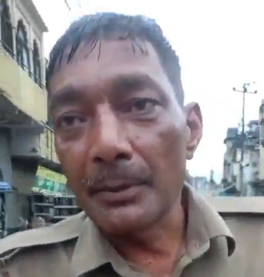 SurajKrBauddh's tweet photo. "तेरे मुँह में मूत दूंगा..."

​मेरठ में तैनात गजेंद्र शर्मा नामक इस सिपाही की वर्दी की हनक देखिए, जो जनता के मुँह में मूतने की धमकी दे रहा है।

​इन मेरिटधारियों की मानसिकता केवल "मूत्र" पर ही आकर क्यों अटक जाती है? थाने में गरीबों, दलितों व आदिवासियों को जो थर्ड डिग्री दी जाती है, उसके पीछे इसी तरह की कुंठित मानसिकता के पुलिसकर्मी होते हैं। प्रशासन से हमारी मांग है कि वायरल वीडियो पर संज्ञान ले और इस गजेंद्र शर्मा को तत्काल बर्खास्त करके इस पर आपराधिक कार्रवाई सुनिश्चित करे। ऐसे लोग पुलिस की छवि को और खराब करते हैं।