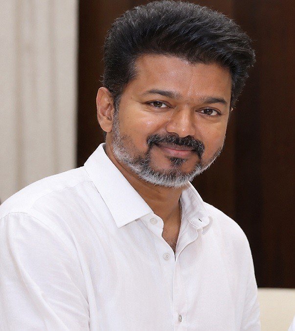 sureshkalipandi's tweet photo. அரசு பேருந்து பயணி ஒருவரின் பதிவு :  சமீபத்தில் கரூரில் இருந்து சென்னை செல்வதற்கு SETC-ல் Bus முன்பதிவு செய்து இருந்தேன். அது ஒரு semi-sleeper Ultra Deluxe bus. அடுத்த நாள் சிரமமின்றி வேலைக்கு செல்ல வேண்டும் என்பதாலும், தூங்குவதற்கு வசதியா இருக்கும் என்பதாலும் Ultra Deluxe முன்பதிவு செய்து இருந்தேன்.

ஆனால் பஸ் ஏறச் சென்றபோது அங்கு இருந்தது 2×3 பேருந்து. அதாவது நேரான இருக்கைகள் கொண்ட சாதாரண பேருந்து.முன்பதிவு செய்தோர்களும் எதுவும் கேட்காமல் ஏறிக்கொண்டு இருந்தனர். இது எனக்கு சற்று அதிர்ச்சியாகவும், புரியாததாகவும் இருந்தது.

மீண்டும் ஒருமுறை உறுதிப்படுத்திக் கெள்ள நடத்துனரிடம் விசாரித்தபோது அவர் Deluxe வாகனம் கடைசி நேரத்தில் பழுதாகிவிட்டதாலும் இதுதான் இருக்கிறது என்றும் 3×2 பேருந்தை காட்டினார். கடைசி நேர சிக்கலினால் எதுவும் செய்ய முடியவில்லை எனவும் தெரிவித்தார். மேலும் இந்த பேருந்துக்கு என்ன கட்டணமோ அதை மட்டுமே வசூலிப்பதாகவும், முன்பதிவு செய்த மீத பணத்தை கொடுத்துவிடுவதாகவும் தெரிவித்தார். எனக்கு இது ஏற்புடையதாக இல்லை.

எனவே எனக்கு இந்த பேருந்தில் செல்ல விருப்பம் இல்லை எனவும், டீலக்ஸ் பஸ் என்பதாலே புக் செய்தேன், 8-9 மணி நேரம் இதில் நேராகவே உட்க்கார்ந்து சென்றால் அடுத்த நாள் காலை வேலைக்கு செல்வதில் எனக்கு சிரமம் ஏற்ப்பட்டுவிடும் என்று அந்த பேருந்தில் ஏற மறுத்துவிட்டேன்.
இதற்கு தீர்வாக அடுத்து உள்ள Ultra Deluxe பேருந்தில் எனக்கு ஒரு இருக்கை வேண்டும், அது முடியாத பட்சத்தில் என்னுடைய முழு பணமும் திருப்பி தரப்பட வேண்டும் என கேட்டுக்கொண்டேன். இது சம்பந்தமாக துறை அதிகாரிகளிடம் பேசவும் தயார் என  நடத்துநரிடம் தெரிவித்தேன்.
ஆனால் அவரே தங்கள் மேல்அதிகாரிகளிடம் பேசிவிட்டு வேறு பேருந்தில் இருக்கை இல்லை என்பதால் முன்பதிவு பணத்தை கொடுத்து விடுவதாக கூறி அடுத்த நிமிடமே முழு பணத்தையும் (Refund) திருப்பி செலுத்தினார்.

'இந்திய தொலைக்காட்சிகளில் முதல் முறையாக' என்பது போல் "தமிழக போக்குவரத்து கழக" வரலாற்றில் முதல் முறையாக பேக்குவரத்துதுறையின் துரிதமான நடவடிக்கையை கண்டு ஆச்சரியமும் வியப்புமாக இருந்து.

இதுவே திமுக, அதிமுக ஆட்சியில் இருந்திருப்பின்
" இந்த பஸ்தான் இருக்கு, இஷ்டம்னா ஏறு இல்லாட்டி போ" , 
 "யார்கிட்ட பேசிறியோ பேசிக்கோ" 
என்பது போன்றே பெரும்பாலும் பதில்கள் வந்திருக்கும்.
ஆனால் இன்று எந்தவொரு அலட்சியமும் இன்றி உடனடியாக தீர்வு காணப்பட்டது.

இது ஒரு நல்ல மாற்றமாக கருதுகிறேன். சிறு சிறு மாற்றங்களே நாளை பெரிய மாற்றங்களுக்கான வழியாக அமையும். அதிகாரிகள் ஆட்சியர்களுக்கு கீழ்படிந்து நடப்பது மக்களுக்கு தேவையான நேரடி பலன் கொடுக்கும்.

இந்த மாற்றம் பார்ட்டுதலுக்கு உரிய மற்றும் நல்ல முன்னேற்றத்துக்கான அறிகுறியாக தென்படுகிறது.