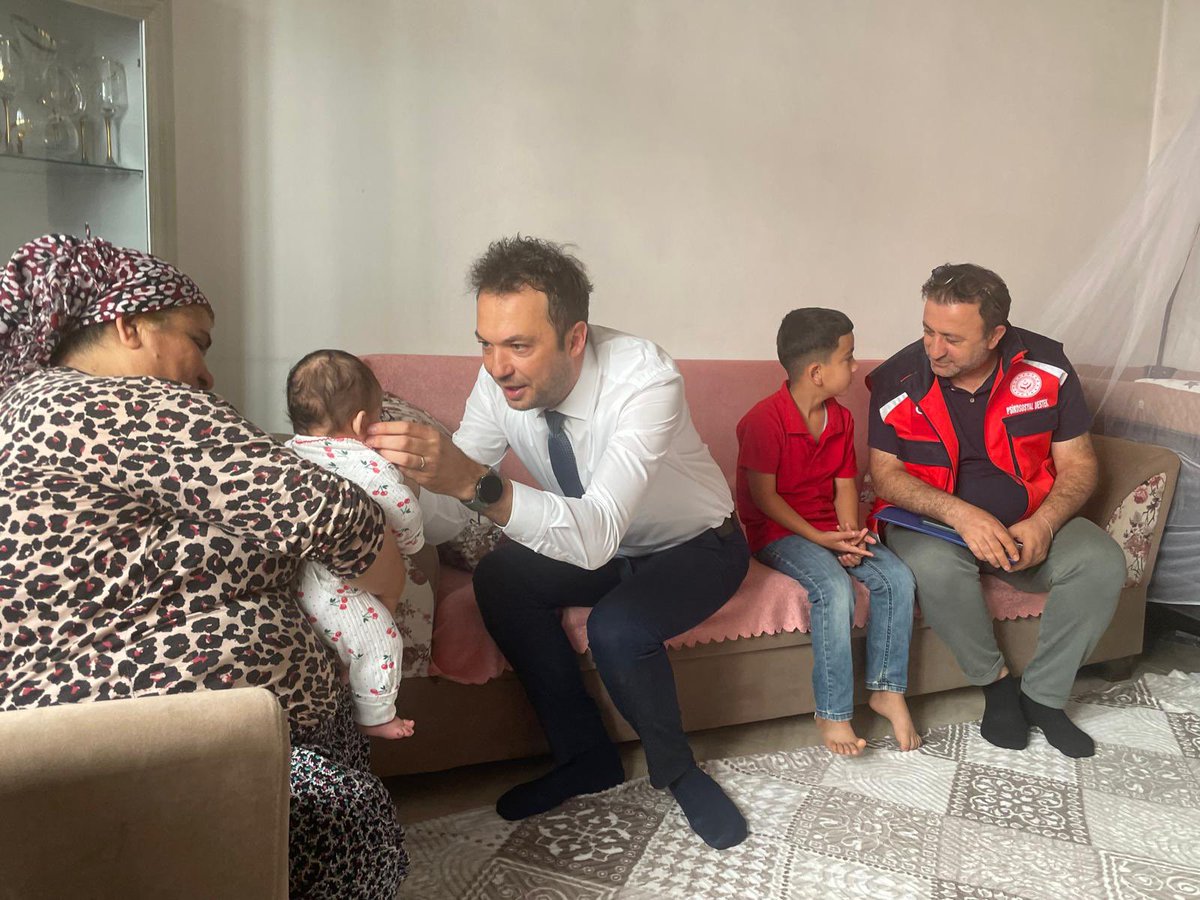 KilisAsh's tweet photo. 📌Ziyaret

 İl Müdürümüz Sayın Çetin Tutaş yakın zamanda 3. Çocukları dünyaya gelen ailemizi ziyaret ederek, Bakanımız Sayın Mahinur Özdemir Göktaş’ın selamlarını ve tebriklerini ilettiler. https://t.co/l0J4di2QU1