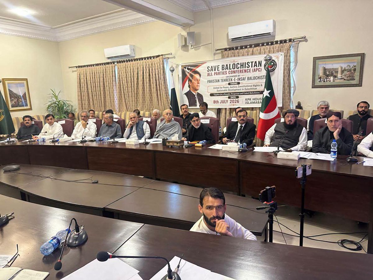 MKAchakzaiPKMAP's tweet photo. تحریک تحفظ آئین پاکستان کے سربراہ، اپوزیشن لیڈر، پشتونخوامیپ کے چیئرمین محمود خان اچکزئى اور دیگر سیاسی پارٹیوں کے قائدین پاکستان تحریک انصاف کے زیر اہتمام پشتون بلوچ صوبہ بلوچستان کے موجودہ صورتحال پر منعقدہ آل پارٹیز کانفرنس میں شريک ہے https://t.co/ummRqFGuqS