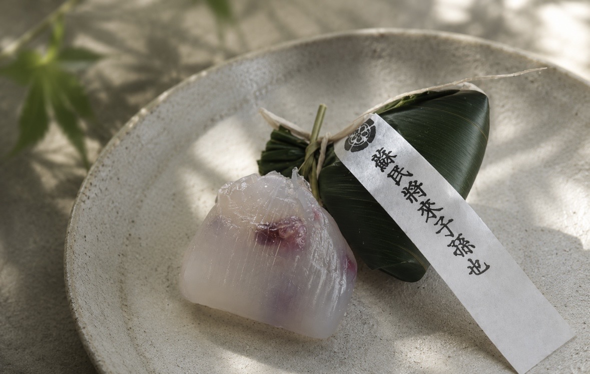 SUETOMI_KYOTO's tweet photo. 【季節の生菓子】#稚児守
「コンコンチキチン・・・」七夕も終わり囃子の音色が街を彩るように。祇園祭の山鉾巡行で、先頭を行く長刀鉾。そのお稚児さんが身に付けるお守りに見立てました。涼やかな葛の中には小豆を散らし、笹で包み、「蘇民将来子孫也」の護符。まるで小さな粽です。
#末富　#祇園祭 https://t.co/F1uqVpTdl7