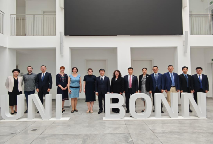 IHuaXi's tweet photo. Global healthcare takes teamwork!
#WCH delegation just wrapped up an inspiring visit to @UniBonn in Germany! 🇩🇪 Deep dives into #neuroscience, #cardio, & #immuneresearch. 🧠❤️ Advancing #medicaleducation & clinical care together!
#ChinaEurope #Neuroscience #UniversityOfBonn https://t.co/aucJksGRfp