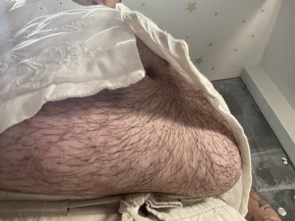 thickspain03's tweet photo. Belly peaking https://t.co/GeJ9Qr9jUg