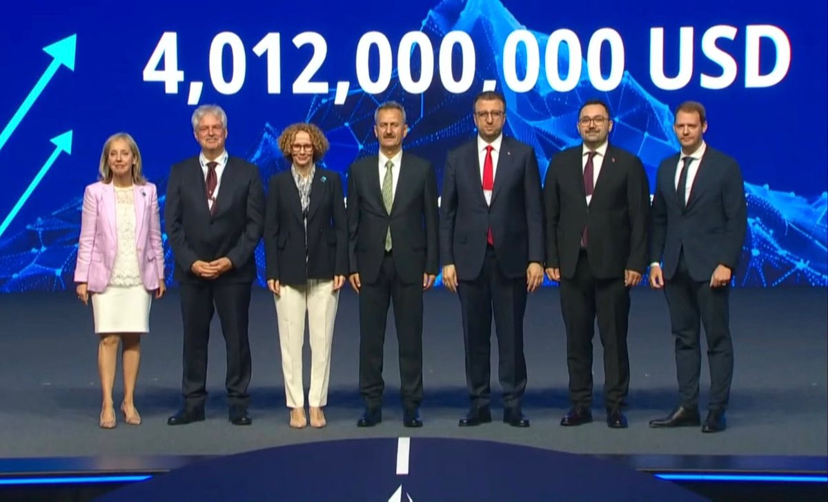 Tubitak's tweet photo. NATO Savunma Sanayii Forumu’nda İMECE-2 ve İMECE-3 projelerimiz gündeme geldi! 🛰️

🗣️ NATO Savunma Sanayii Forumu'nda konuşan NATO Genel Sekreter Yardımcısı Radmila Šekerinska, NATO Müttefikleri arasında hayata geçirilecek yüksek bütçeli savunma sanayii projelerine ilişkin değerlendirmelerde bulundu.

Šekerinska, @tubitakuzay olarak geliştirdiğimiz iki yeni yüksek çözünürlüklü yer gözlem uydumuza atıfta bulundu.

📡 Söz konusu projeler, Takım Uydu Geliştirilmesi Projesi (TUGEP) kapsamında geliştirilen İMECE-2 ve İMECE-3 uydularını kapsıyor. 

🌍 TSTAR-L uydu platformu üzerinde geliştirilen yeni nesil uyduların, mevcut İMECE uydusuyla birlikte görev yaparak takım uydu mimarisini oluşturması; bu sayede daha geniş alanların daha kısa sürede görüntülenmesi, yeniden ziyaret sürelerinin azaltılması ve ülkemizin uzay tabanlı yer gözlem kapasitesinin önemli ölçüde artırılması hedefleniyor.

⚙️ İMECE-2 ve İMECE-3 projeleri, Hava Kuvvetleri Komutanlığı tarafından kullanılan Türkiye’nin ilk metre altı çözünürlüğe sahip yer gözlem uydusu İMECE ile kazanılan bilgi birikimi, sistem mühendisliği tecrübesi ve yerli uydu geliştirme kabiliyetleri üzerine inşa ediliyor. 

İMECE programıyla geliştirilen uydu platformu, elektro-optik kamera, uçuş bilgisayarı, yıldız izler, tepki tekeri, güç yönetimi ve diğer kritik alt sistem teknolojilerinin yeni projelere aktarılmasıyla, Türkiye’nin yer gözlem uyduları alanındaki teknoloji ekosisteminin daha da güçlenmesi öngörülüyor. 🦾