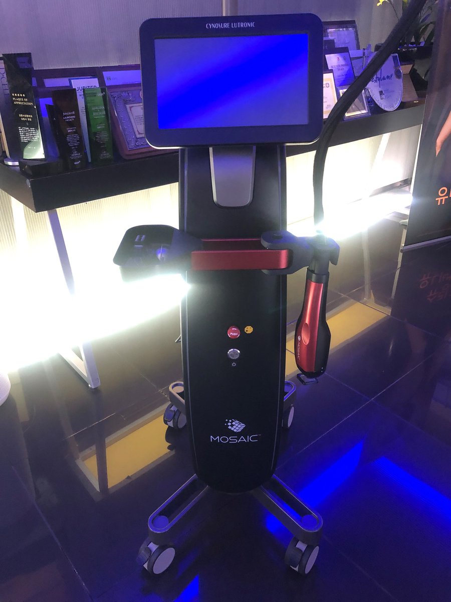skinfacecom's tweet photo. 当院で受けられる施術をご紹介します🙌
❤️モザイク3D　ーフラクショナルレーザーによる肌再生治療
モザイク3Dは、1550nmエルビウムグラスレーザーを使用したフラクショナルレーザー治療です。
皮膚へ微細な熱エネルギーを点状に照射することで、肌の修復過程を利用し、コラーゲンのリモデリングを促します。ニキビ跡や毛穴、小じわなどの肌悩みにアプローチし、なめらかで均一な肌質へ導くことが期待される治療です。
💡このような方におすすめ
・ニキビ跡が気になる方
・毛穴の開きが気になる方
・肌の凹凸が気になる方
・小じわが気になる方
・肌質を改善したい方
💡期待できる効果
・ニキビ跡の改善
・毛穴の改善
・小じわの改善
・肌質改善
・肌の凹凸改善
※効果には個人差があります。
💡効果を実感するまで
施術後2〜6週間程度かけて徐々に肌の変化を感じ始める方が多く、複数回の施術を継続することで、さらなる改善が期待されます。
💡効果の持続期間
複数回の施術を継続することで、長期的な肌質改善が期待されます。
※治療回数や効果の持続には個人差があります。
💡ダウンタイム
施術後は赤みやほてり、ざらつきが生じることがあり、多くは3〜7日程度で落ち着きます。照射後に細かなかさぶたが形成される場合がありますが、自然にはがれるまで無理にこすらないようにしてください。
💡痛み
施術中は輪ゴムで弾かれるような刺激や熱感を感じることがあります。痛みの程度には個人差があり、必要に応じて表面麻酔を使用する場合があります。