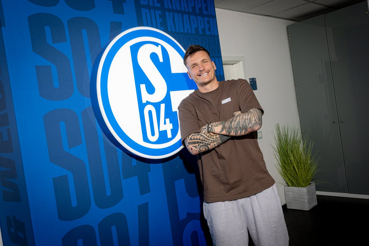 s04's tweet photo. Auf erfolgreiche Leihe folgt feste Verpflichtung: Kevin Müller gehört auch in der neuen Saison zum Torwart-Team des #S04 🧤

Nach der Leihe erzielte der #S04 mit dem @FCH1846  die Einigung über einen festen Transfer.  

Weiter GEht's, Kevin!  

Mehr hier: https://t.co/pLoIliLSAE https://t.co/WDOiCB3HHh