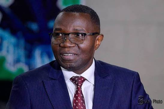KamandaKela1's tweet photo. L’ancien rebelle du RCD JULIEN PALUKU, 10 ANS DE GESTION AU NORD-KIVU , ZÉRO REDEVABILITÉ ?

Par LE KABILISTE KAMANDA FK

#Julien_Paluku incarne le paradoxe de la classe politique congolaise: la capacité à traverser les régimes, à changer de discours, et à échapper aux comptes.

Ancien cadre du #RCD*, mouvement rebelle qui a ensanglanté l’Est, il a opéré une mue "miraculeuse" pour atterrir au gouvernorat du Nord-Kivu. Pendant près de 10 ans, il a tenu les rênes de cette province stratégique, riche et pourtant laissée à l’abandon.

Le bilan est accablant.

Pendant une décennie, les fonds publics du Nord-Kivu ont coulé sans laisser de traces visibles. Où sont les routes, les hôpitaux équipés, les écoles dignes de ce nom ? Pendant que Goma, Beni et Butembo s’enfonçaient dans l’insécurité et la misère, les rapports faisaient état de détournements massifs et d’une gestion opaque. Une province abandonnée, mais un gouverneur bien servi.

Serviteur zélé de Joseph KABILA pendant 10 ans, M. PALUKU a ensuite tenté le virage à 100 degrés pour assouvir ses appétits glouton . Et dans cette reconversion, il a cru pouvoir insulter son nouveau maître à penser,Félix TSHISEKEDI en le traitant publiquement d’aventurier.  Une sortie de trop, révélatrice d’un mépris pour les institutions et pour le peuple. Asila soni Penza.

Aujourd’hui, le vent a tourné.

Confronté à la question de la redevabilité, l’ancien gouverneur joue la carte de l’amnésie. Il tente de se dédouaner, de rejeter la faute sur les autres, comme si 10 ans de gestion ne laissaient aucune trace, aucune responsabilité.

Cette fuite en avant est une insulte à la mémoire des Kivutiens. On ne gomme pas 10 ans de mauvaise gestion d’un revers de main. On ne peut pas avoir dirigé une province pendant une décennie et prétendre n’être responsable de rien.

Le Nord-Kivu a besoin de vérité. Il a besoin que ceux qui l’ont géré rendent compte. Il a besoin que la justice fasse son travail, sans état d’âme ni immunité politique.

Car sans redevabilité, il n’y aura jamais de refondation. Et sans justice, il n’y aura jamais de paix.