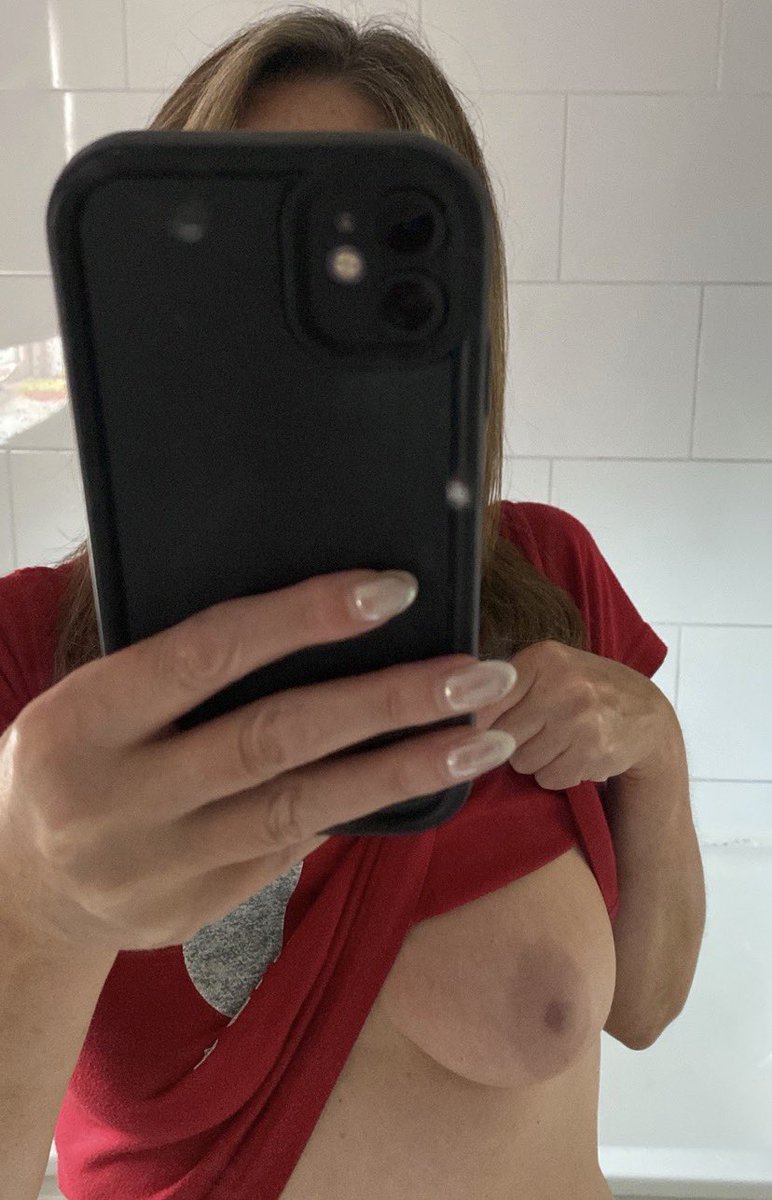 Icklefeet12's tweet photo. I’d usually ignore most advice on the internet😘Follow away — sure you might as well, only takes one second🇮🇪😂 #milf #NSFW #OneTitWednesday https://t.co/pdCPTuZvRi