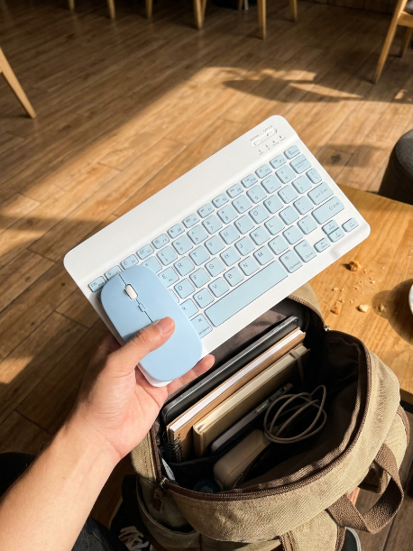 mongkiripiw's tweet photo. Gak perlu repot nenteng laptop berat lagi tiap mau WFC, sekarang tinggal bawa bundle keyboard dan mouse bluetooth super tipis yang ringkas plus senyap ini di dalam tas.
https://t.co/Xzhiv4z0AI
#keyboardwireless #mousewireless #keyboardbluetooth #mousebluetooth https://t.co/9q1ly1hGvD