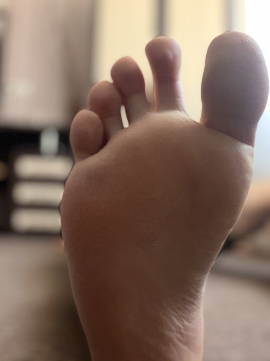 NaturalFeetxXx's tweet photo. Morning toes and sole close-up 👣
Fresh and natural…
What’s your favorite part? 😈
DM for customs
#MaleFeet #HairyFeet #Toes #VeinyFeet #soles 

@rt_feet https://t.co/uFq6C5TvPS