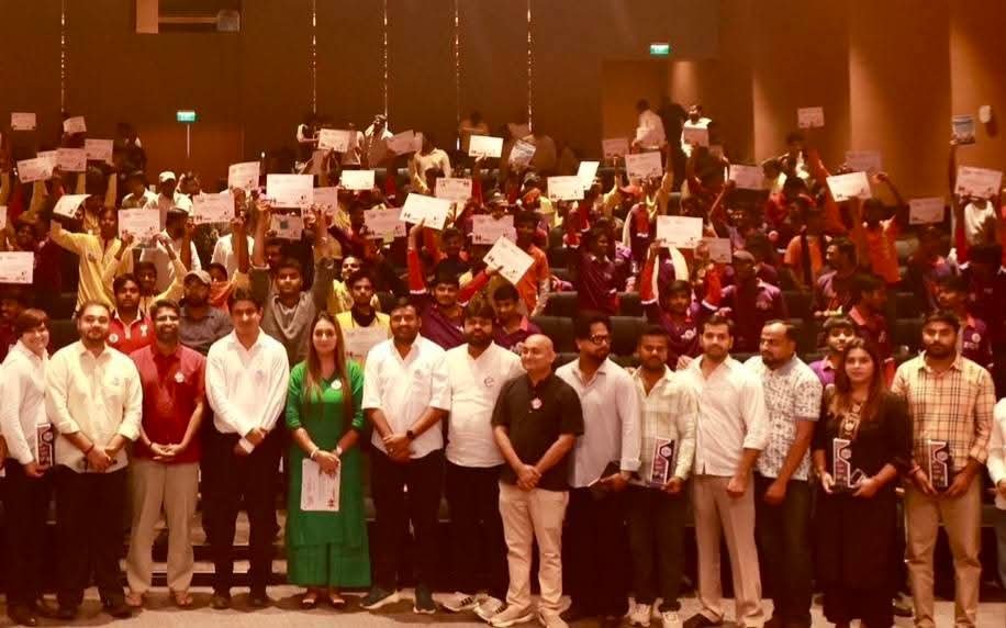 prashant_kamal1's tweet photo. युवा कांग्रेस का "गिग वर्कर न्याय अभियान" अपने अगले चरण में प्रवेश कर चुका है।

👉पहले चरण में - हमने हज़ारों गिग श्रमिकों से सीधा संवाद कर उनकी समस्याओं, पीड़ाओं और चुनौतियों को गहराई से समझा।

👉दूसरे चरण में- 'गिग फेस्टिवल' के माध्यम से राष्ट्र-निर्माण में उनके योगदान का उत्सव मनाया, और गिग श्रमिकों के साथ कंधे से कंधा मिलाकर उनकी गरिमा, सुरक्षा और सम्मान के लिए लड़ने की प्रतिबद्धता दोहराई।

👉तीसरे चरण में - इन दोनों चरणों से निकले सबसे सक्रिय और जागरूक साथियों को जोड़कर दिल्ली शहर में 'गिग वर्कर न्याय अभियान' का विधिवत चैप्टर स्थापित किया गया।

अब इन्हीं गिग वर्कर साथियों के नेतृत्व में, युवा कांग्रेस के कार्यकर्ता उनकी रोज़मर्रा की समस्याओं का समाधान निकालने के साथ-साथ, उनके अधिकारों की सुरक्षा के लिए एक राष्ट्रीय कानून की माँग को लेकर निर्णायक लड़ाई लड़ेंगे।
@IYC