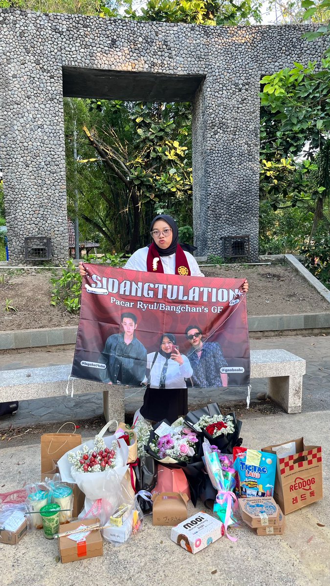ryulasoy's tweet photo. Sudah unfoff sarjana🙂‍↔️Terima kasih my bestie yang sudah berinisiatif membuatkan bendera ini… ryul chan berkibar di ugm🙂‍↕️💥 https://t.co/t5vGBPtCvv