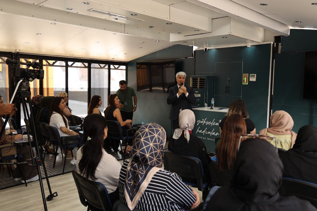 vanashim's tweet photo. Yükselen Kadınlar Girişimcilik Eğitim Tırı Van’da Kadın Girişimcilerle Buluştu.
             Bakanlığımız ile Halkbank iş birliğinde hayata geçirilen Yükselen Kadınlar Girişimcilik Eğitim Tırı, Kent Meydanında düzenlenen program kapsamında katılımcılarla buluştu. https://t.co/KMBFodhmxf