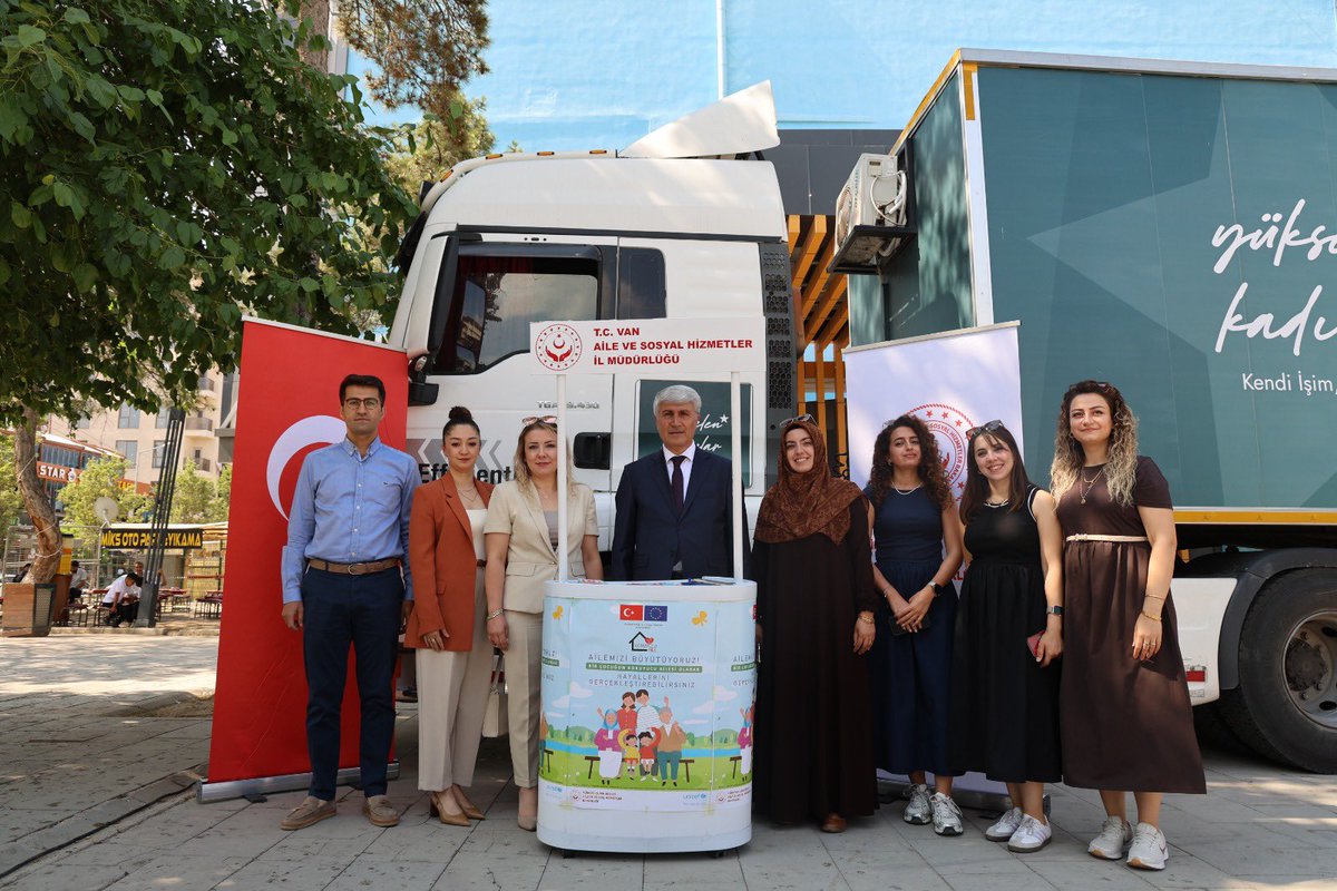vanashim's tweet photo. Yükselen Kadınlar Girişimcilik Eğitim Tırı Van’da Kadın Girişimcilerle Buluştu.
             Bakanlığımız ile Halkbank iş birliğinde hayata geçirilen Yükselen Kadınlar Girişimcilik Eğitim Tırı, Kent Meydanında düzenlenen program kapsamında katılımcılarla buluştu. https://t.co/KMBFodhmxf