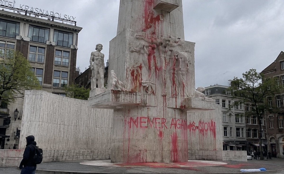 HammersteinO's tweet photo. De rechter die de rekening van de schoonmaker als een straf beschouwde. De verf is inmiddels verwijderd. De vlek op het vertrouwen in de rechtspraak is hardnekkiger.
https://t.co/qAQ9ruz2qj https://t.co/Emy8pFYZRK