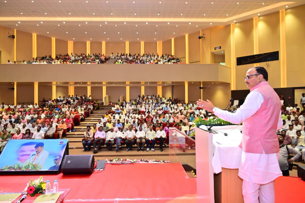 basicshiksha_up's tweet photo. वाराणसी में आयोजित 'मुख्यमंत्री शिक्षक कैशलेस चिकित्सा योजना' के शुभारंभ कार्यक्रम के क्रम में लखनऊ के गोमतीनगर स्थित इंदिरा गांधी प्रतिष्ठान में ��ी, जिला स्तर पर कार्यक्रम का आयोजन किया गया। इस अवसर पर कार्यक्रम के मुख्य अतिथि, माननीय उपमुख्यमंत्री श्री @brajeshpathakup जी ने शिक्षकों को कैशलेस चिकित्सा कार्ड एवं प्रमाण पत्र वितरित कर उनका सम्मान किया।
#SwasthShikshakUP #DBTforUPBasic #SchoolEducation #SamagraShiksha #BasicEducationUP #BasicShikshaUP
@UPGovt @CMOfficeUP @myogiadityanath @thisissanjubjp @EduMinOfIndia