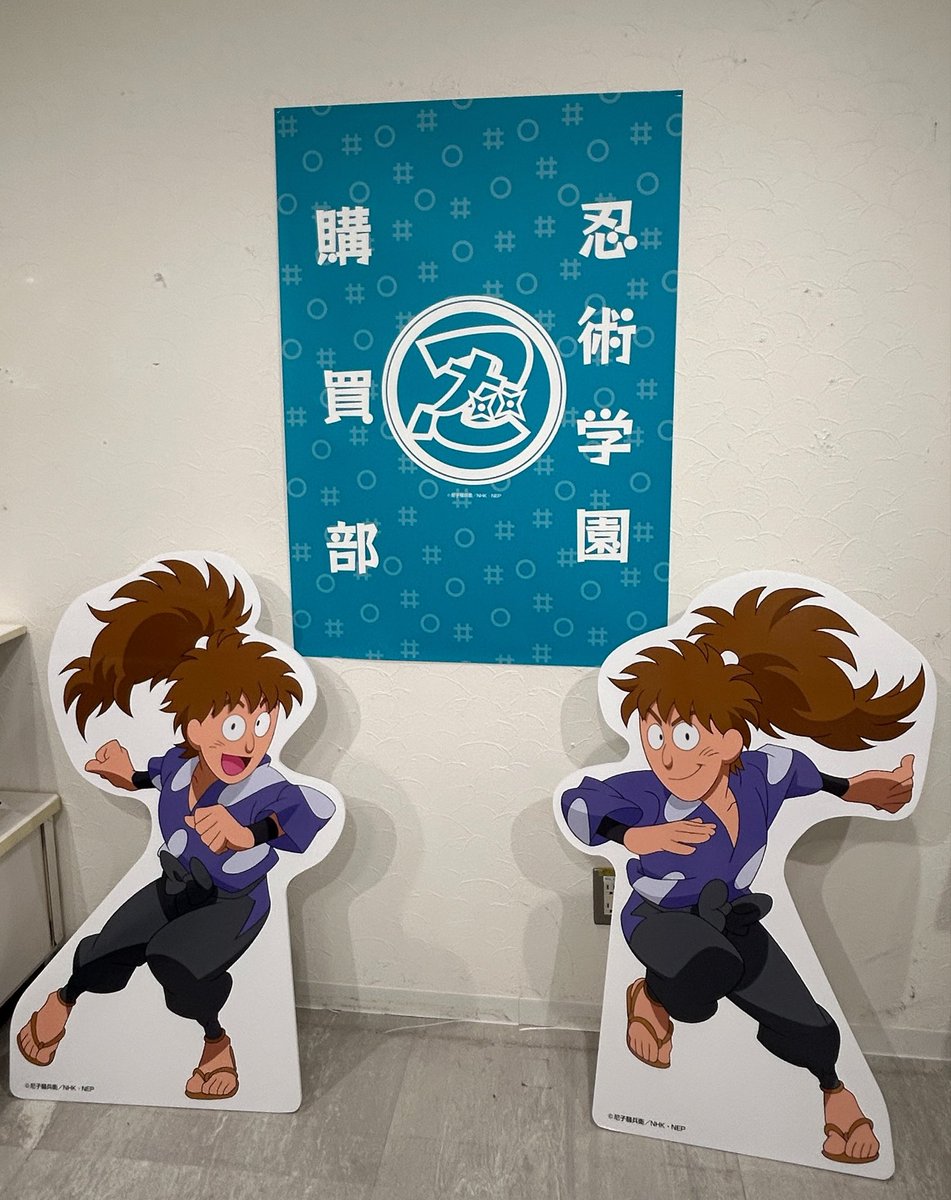 nnnorioP's tweet photo. 購買部覗いてきた☺️
アクスタは絶対に増やすまい…と思ってたんだけどずっと欲しかった三はが居たので気付いたら買ってた（意志弱）
あとシールもらった♡夏らしい絵柄でいいね。カレンダーの絵柄だったりするのかな?
出張きてくれてありがとう〜!! https://t.co/8MJLwlNNXO