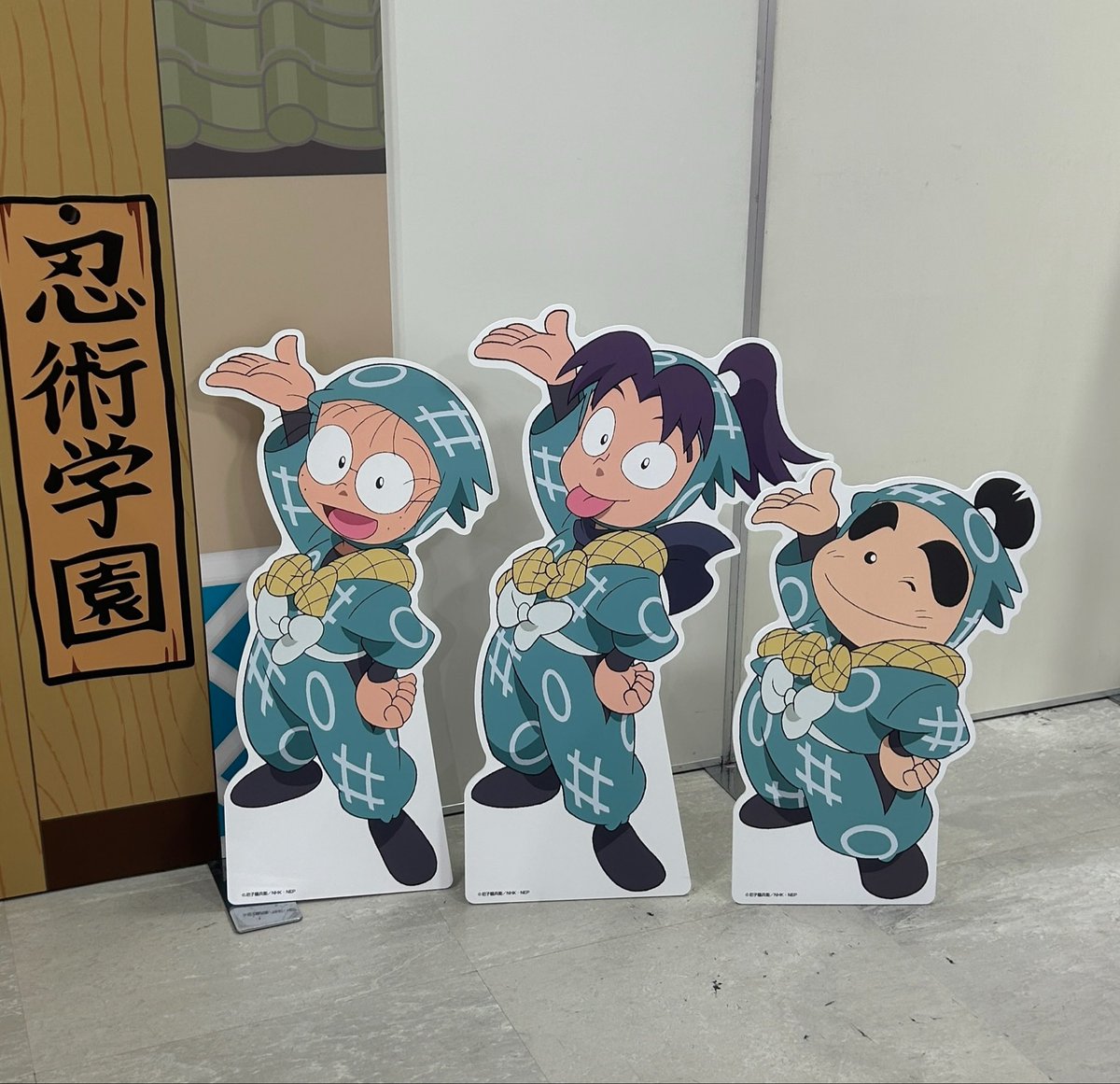 nnnorioP's tweet photo. 購買部覗いてきた☺️
アクスタは絶対に増やすまい…と思ってたんだけどずっと欲しかった三はが居たので気付いたら買ってた（意志弱）
あとシールもらった♡夏らしい絵柄でいいね。カレンダーの絵柄だったりするのかな?
出張きてくれてありがとう〜!! https://t.co/8MJLwlNNXO