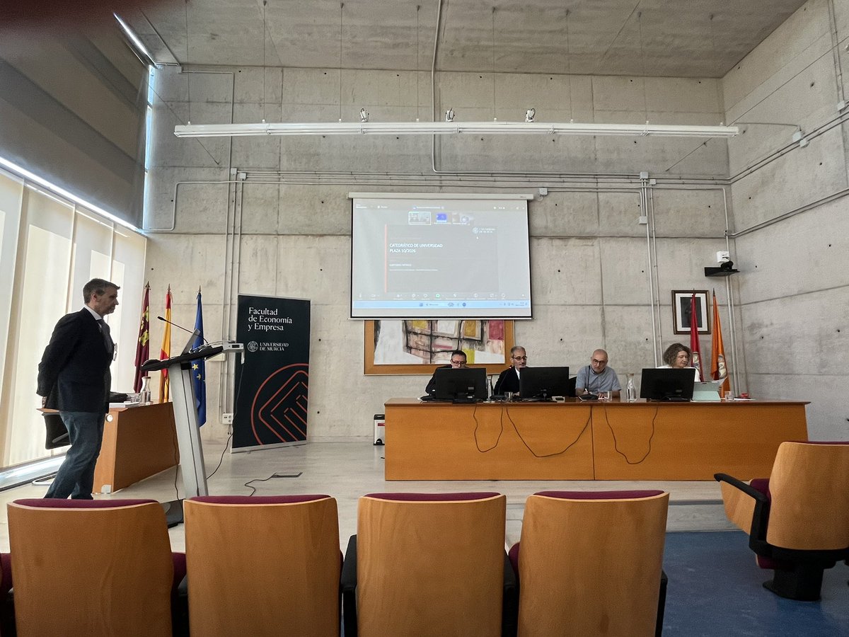 JorgeEduardoMP's tweet photo. Comienza el concurso a Cátedra para mi admirado compañero y amigo @ilde76 en @EconomicasUMU de la @UMU #OrgulloUMU #Gtes https://t.co/2s5LWMTNqH