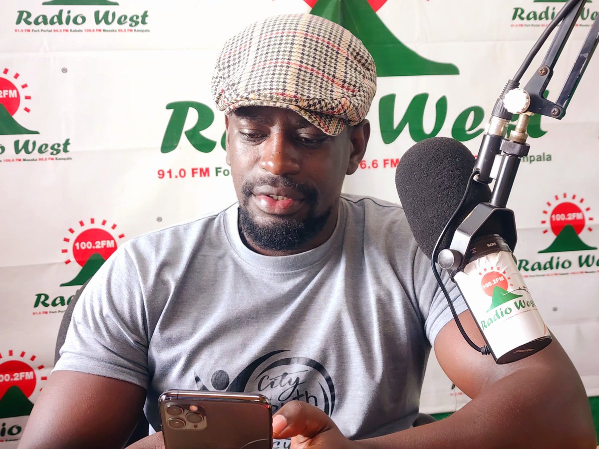 radiowestug's tweet photo. Muriyo ba buddy!

Noyenda tukuhe ky'eshongoro ki. 

Kishabe Bobs akikuhe hati omu #SelectionYaawe

#Muhumuza
#Ekinihiiro HUUTA OBUNUZI https://t.co/FOhpclEoDL