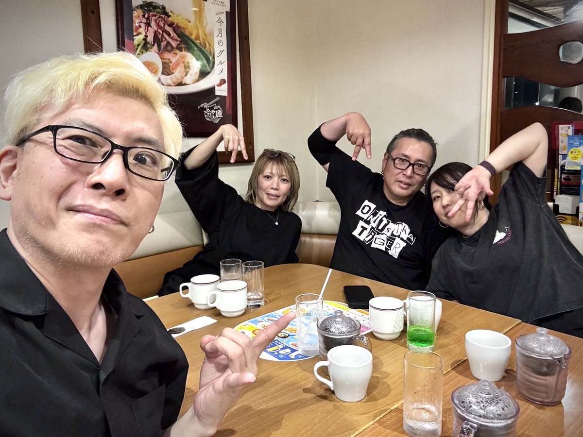 nadyurico's tweet photo. ⏰話す時間が足りませぬ！

・・ということで
亮さん・美保ちゃんと
今宵も合流し
ラストオーダーまで🍹🌙🦉

亮さんがヰ月くんの父ならば
ジロウは叔父にあたるようで
よく似たふたりが並びました👬 https://t.co/ecwXmVAjMe