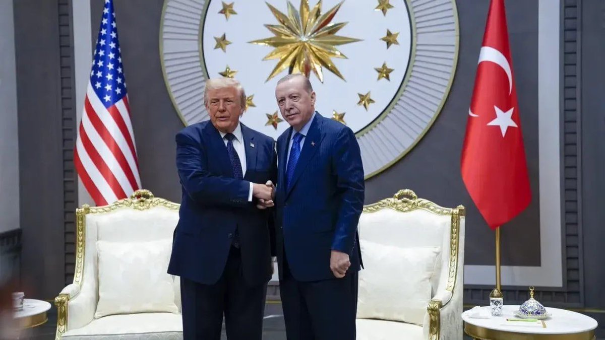 DRahimloo's tweet photo. ایران چرا ظرفیت «ترکیه + شکاف ناتو» را رها کرد و با تنش در هرمز (همزمان با اجلاس آنکارا)  ظرفیت انسجام آنها را مضاعف کرد؟

ناتو بهانه می‌خواست، ترامپ فشار. نتیجه: همگرایی به جای شکاف.

حتی با اولویت منافع بلندمدت تنگه، آداب بازیگری را باید یاد گرفت.

#هرمز #ناتو https://t.co/4ZXRTB03NI