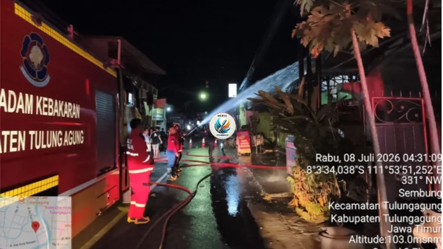 Abim7566's tweet photo. Diduga Korsleting Listrik, Rumah Makan Padang di Tulungagung Ludes Dilalap Api https://t.co/RA0AwEmcPo https://t.co/XxjJAkmDuS