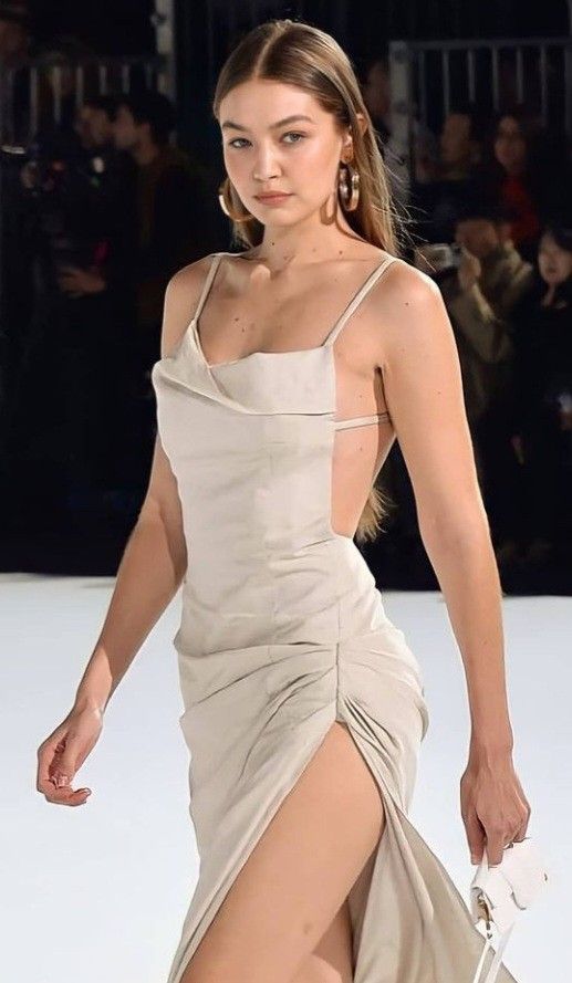 worldofstrarz's tweet photo. • Age: 31 years (Born: April 23, 1995) 🎂
• Nationality: American 🇺🇸
• Profession: Supermodel &amp; TV personality 👠
• Height: 1.80 m (5 ft 11 in) 📏
• Started modeling as a child and became one of the world's top supermodels. ✨ https://t.co/Z3q8pxcy2b