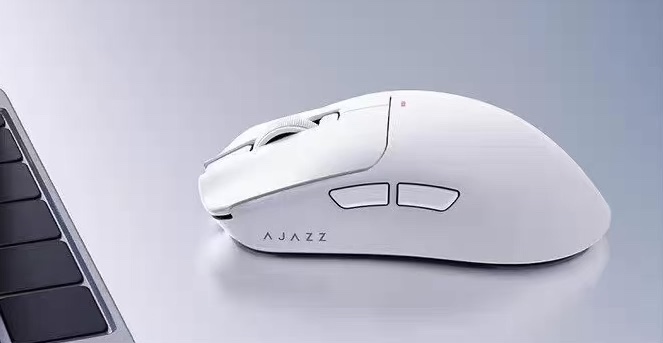 ohgkg's tweet photo. People in competitive gaming can instantly recognise what Logitech mouse this Chinese make is after.

The nightmare: this one reportedly costs much less, ranging from one-tenth to one-fifth (depending on features) of the Logitech.

Crushing cruelty. Great news for consumers. https://t.co/rfMhCifEOY