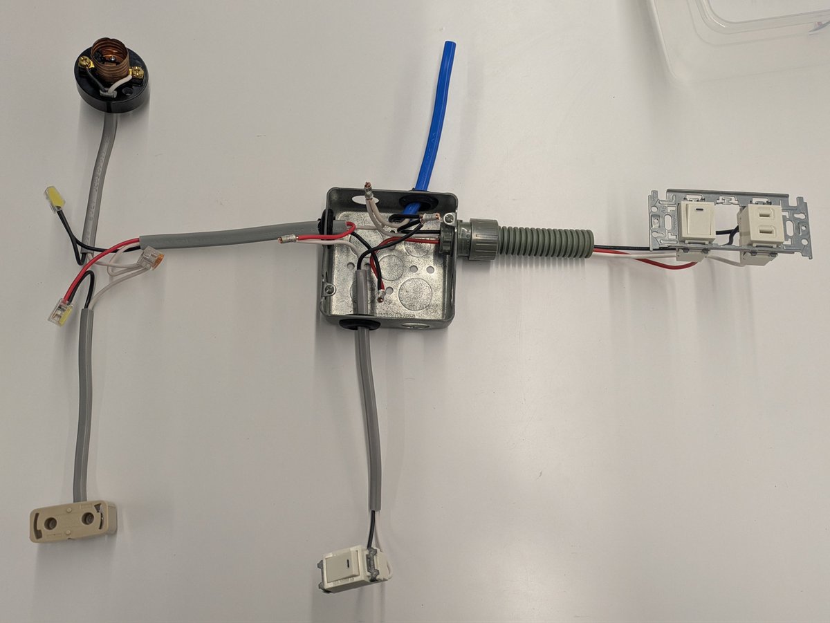 JFET620's tweet photo. 候補問題12
37分8秒

最初コンセントとタンブラスイッチの所を仕様と90度回してしまったのは欠陥だろうか？ https://t.co/VfiGZN2gp4