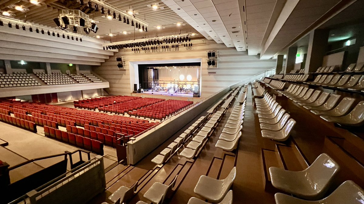 YasKudo's tweet photo. 宗像ユリックス公演、無事に終了。

自分も初めてですが、冬美さんご自身もここでのソロ公演は初めてだそうです。
ちょっと変わった構造でコンサートホール兼スポーツのアリーナにもなる造り。
2000席くらいある大きなホールですが客席との距離が近く盛り上がりがよく聴こえました。

明日は熊本公演！ https://t.co/f57n8qaboc