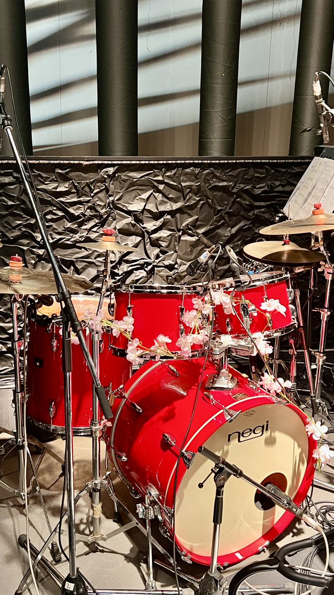 YasKudo's tweet photo. 宗像ユリックス公演、無事に終了。

自分も初めてですが、冬美さんご自身もここでのソロ公演は初めてだそうです。
ちょっと変わった構造でコンサートホール兼スポーツのアリーナにもなる造り。
2000席くらいある大きなホールですが客席との距離が近く盛り上がりがよく聴こえました。

明日は熊本公演！ https://t.co/f57n8qaboc