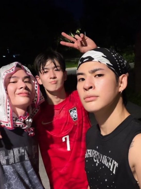 nobodynomeTwT's tweet photo. วิ่งสามคนแลกแว่นได้คนเดียว🤓 https://t.co/EJSD36UHRH