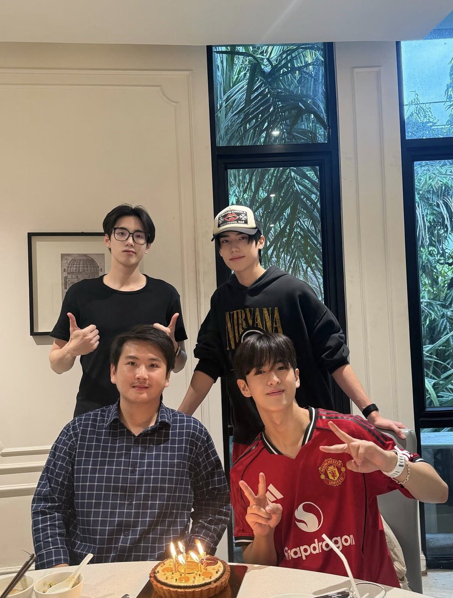 nobodynomeTwT's tweet photo. วิ่งสามคนแลกแว่นได้คนเดียว🤓 https://t.co/EJSD36UHRH