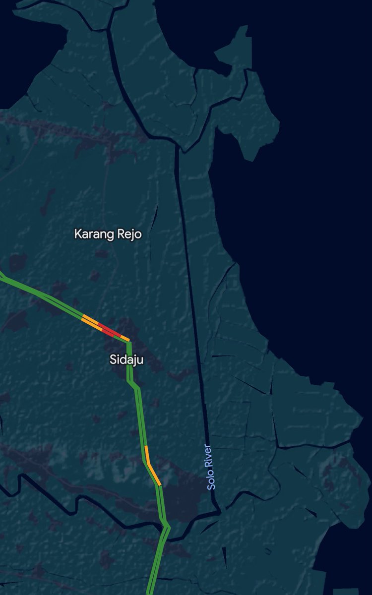 bopo_jodhipati's tweet photo. Guys kalian tau ga sih? Dulu, aliran Sungai Bengawan Solo ternyata nggak sama kayak yang kita lihat sekarang. Pas zaman kolonial Belanda, terutama akhir abad ke-19 sampai awal abad ke-20, Belanda sengaja “ngoprek” jalur sungai ini karena sering banget bikin masalah buat bisnis pemerintah kolonial . Muara sungai lamanya di selat madura makin dangkal gara-gara tumpukan lumpur, jadi kapal dagang susah lewat, sementara banjir makin sering melanda daerah Bojonegoro, Lamongan, sampai Gresik. Biar urusan perdagangan tetap lancar dan banjir bisa dikurangi, Belanda akhirnya bikin proyek besar-besaran dengan membangun tanggul, kanal, dan mengalihkan aliran Bengawan Solo ke muara baru di kawasan Ujung Pangkah, Gresik.

Proyek ini bisa dibilang salah satu rekayasa sungai paling ambisius di era Hindia Belanda. Tujuannya bukan cuma buat ngatasin banjir, tapi juga supaya kapal pengangkut hasil bumi kayak tebu, padi, dan tembakau bisa lewat dengan lebih gampang. Dampaknya memang langsung berasa banget, beberapa daerah jadi lebih aman dari banjir, tapi di sisi lain bentang alam pesisir juga ikut berubah. Delta baru kebentuk di Ujung Pangkah, sementara daerah yang dulu dilewati aliran lama perlahan kehilangan perannya. Sampai sekarang, jejak proyek peninggalan Belanda itu masih bisa dilihat dari bentuk aliran Bengawan Solo yang bisa dilihat di google maps ini, bentuknya lurus ke utara. Mungkin kalau ga dibelokin sekarang Pulau Jawa dan Madura udah nyatu kali ya kayak Pulau Muria dan Pulau Jawa dulu.