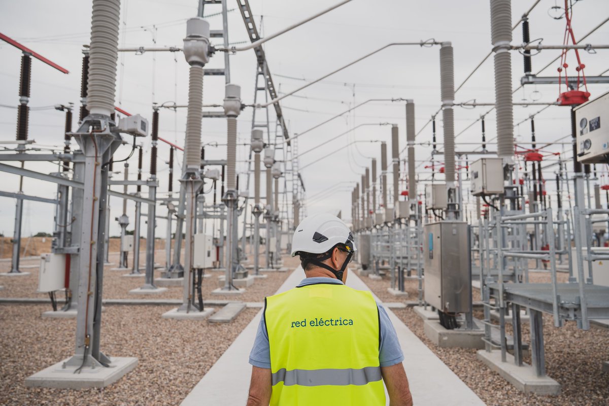 RedElectricaREE's tweet photo. 👏 Ampliamos las subestaciones de Calera y Chozas 220 kV y Torrijos 220 kV, en la provincia de Toledo, para reforzar la red de transporte y alimentar el eje ferroviario con Extremadura 🚆 Desplegamos la Planificación vigente en Castilla-La Mancha para continuar impulsando su crecimiento económico y social 🫶

Actuación incluida en el listado de proyectos financiables por la Unión Europea – NextGenerationEU - Plan de Recuperación, Transformación y Resiliencia.
https://t.co/b1teO35yvs
