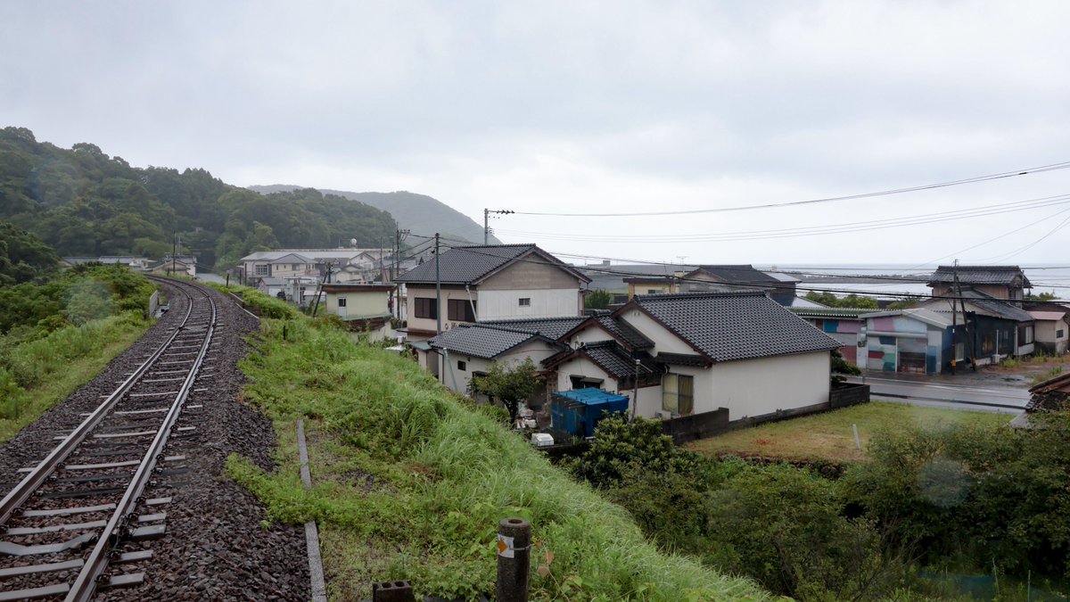 ride626_st's tweet photo. 中村線 有井川駅を訪問

盛土上に造られた見晴らし抜群の駅
土佐上川口と違って集落が分散しており、近隣にはほんの数軒だけ。駅前も裏も田畑、国道越しには大海原が広がる、開けた雰囲気の駅です。

残念ながら小雨降り続く空模様
これが青空だったらさぞ綺麗なんだろうな🥲

#海垣継承駅巡り_中村編 https://t.co/Ihkmaa0fQd