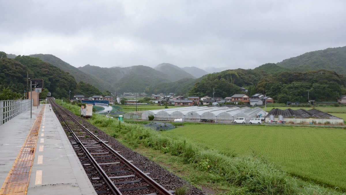 ride626_st's tweet photo. 中村線 有井川駅を訪問

盛土上に造られた見晴らし抜群の駅
土佐上川口と違って集落が分散しており、近隣にはほんの数軒だけ。駅前も裏も田畑、国道越しには大海原が広がる、開けた雰囲気の駅です。

残念ながら小雨降り続く空模様
これが青空だったらさぞ綺麗なんだろうな🥲

#海垣継承駅巡り_中村編 https://t.co/Ihkmaa0fQd