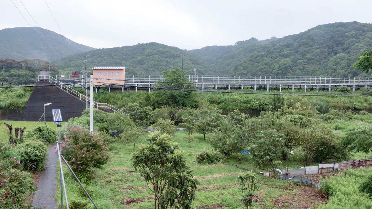 ride626_st's tweet photo. 中村線 有井川駅を訪問

盛土上に造られた見晴らし抜群の駅
土佐上川口と違って集落が分散しており、近隣にはほんの数軒だけ。駅前も裏も田畑、国道越しには大海原が広がる、開けた雰囲気の駅です。

残念ながら小雨降り続く空模様
これが青空だったらさぞ綺麗なんだろうな🥲

#海垣継承駅巡り_中村編 https://t.co/Ihkmaa0fQd