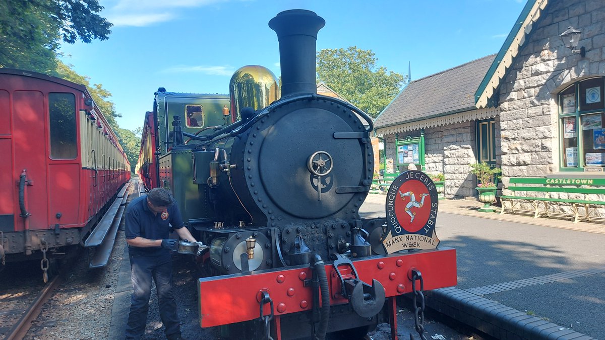 castletown_imr's tweet photo. Manx National Week continues, Ni.11 ๐๐ข๐ช๐ต๐ญ๐ข๐ฏ๐ฅ of 1905 is tended to by her driver; timetable 'R' is in place today and our gift shop is open #iomrailway #heritage #steam #nostalgia #greatphoto #Castletown #IsleofMan #Maitland #BeyerPeacock #locomotive #IMR #Manx #BalleyCash https://t.co/jbc6BoUwmD