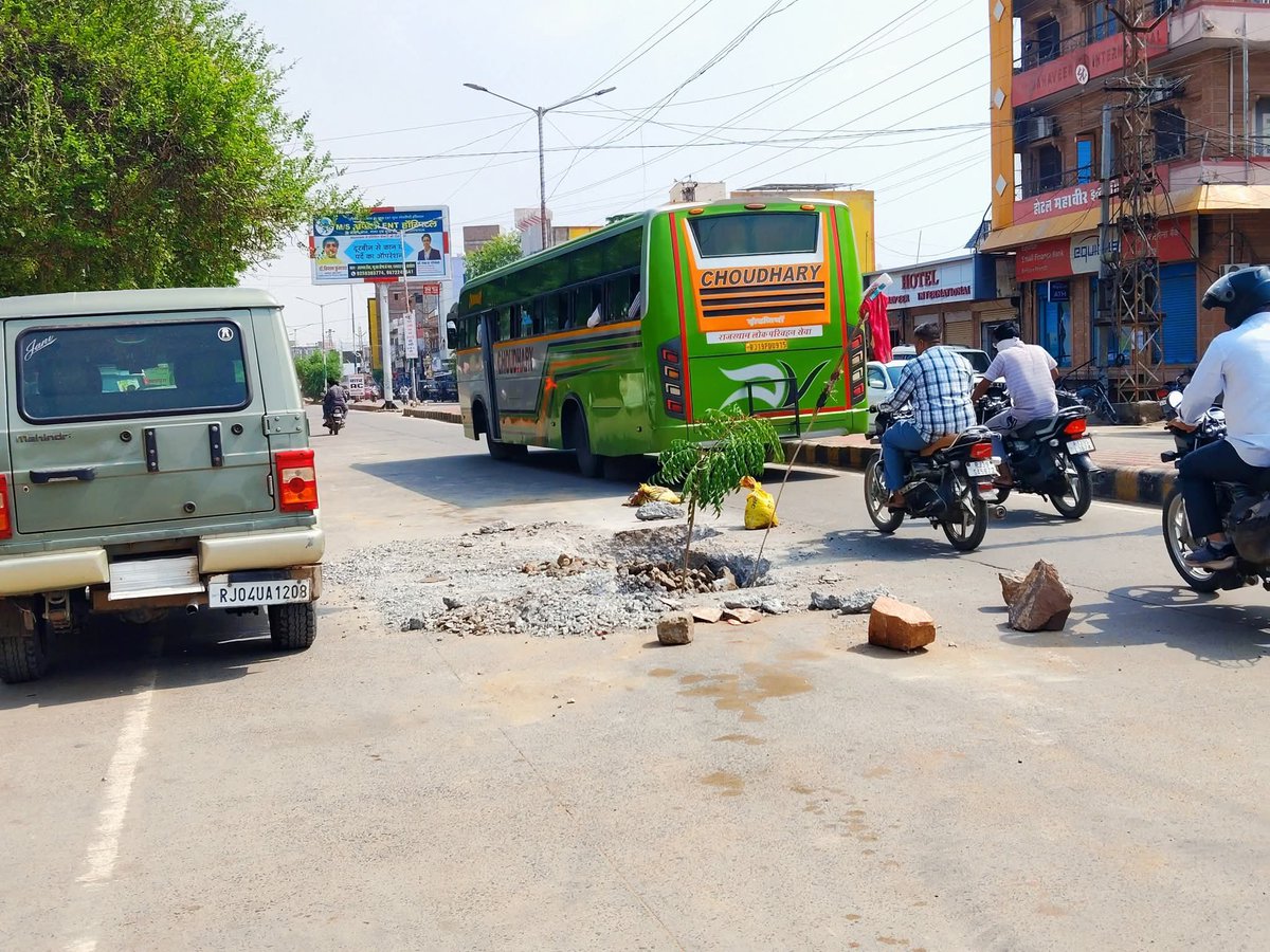dharmendra17dc's tweet photo. बालोतरा: नया बस स्टैंड स्थित NH-25 (बाड़मेर-जोधपुर हाईवे) पर सड़क के बीच खुला सीवरेज गड्ढा हादसों को न्योता दे रहा है। सुरक्षा इंतजाम के नाम पर विभाग ने केवल नीम की डाली लगाकर औपचारिकता निभाई है। नगर परिषद की इस लापरवाही से राहगीरों और वाहन चालकों की सुरक्षा पर गंभीर सवाल खड़े https://t.co/9mBtpt6Mey