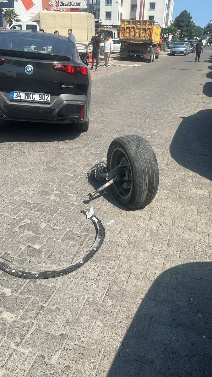 sergenatti05's tweet photo. This is absolutely ridiculous. I was driving at just 20 km/h on a perfectly flat road with no bumps or potholes, and the wheel and axle completely came off. On top of that, it's a 2024 model with zero accidents. To make matters worse, just 10 minutes before this, I was cruising at 110 km/h on the highway. If it had happened then, who would have been responsible for my life? @BMW @BMWTurkiye