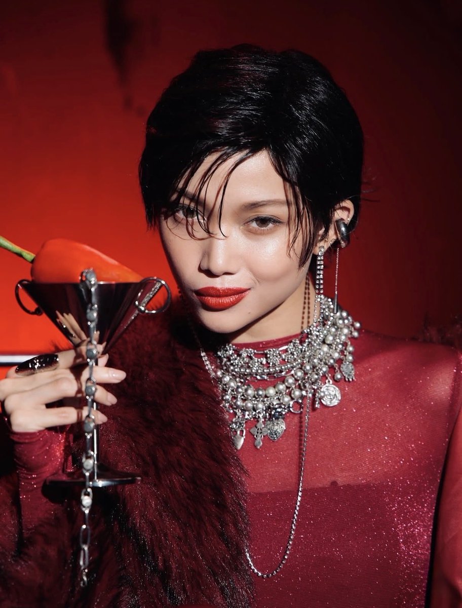 gwenloicrumbss's tweet photo. grabe this shot sobrang fierce sobrang “i can buy you, your friends, and this club” ang vibe! gwen we can never be ready with how great you are in your craft! https://t.co/PCeBXuN6U1