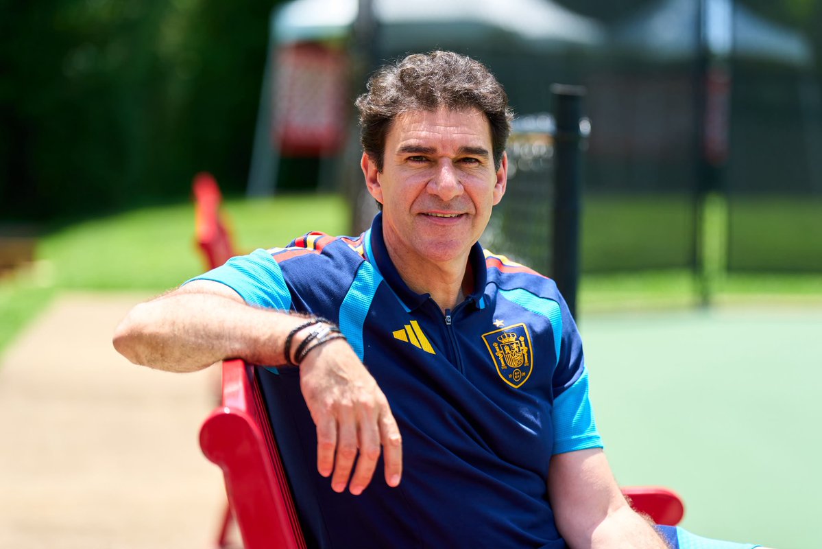 6Pointer's tweet photo. ¡Un aniversario muy especial para 𝐀𝐢𝐭𝐨𝐫 𝐊𝐚𝐫𝐚𝐧𝐤𝐚! 🎂 🇪🇸 

El director técnico de desarrollo y de la @SEFutbol cumple un año en el cargo con el sueño intacto de que España consiga su segundo Mundial. https://t.co/x3nG590QqO