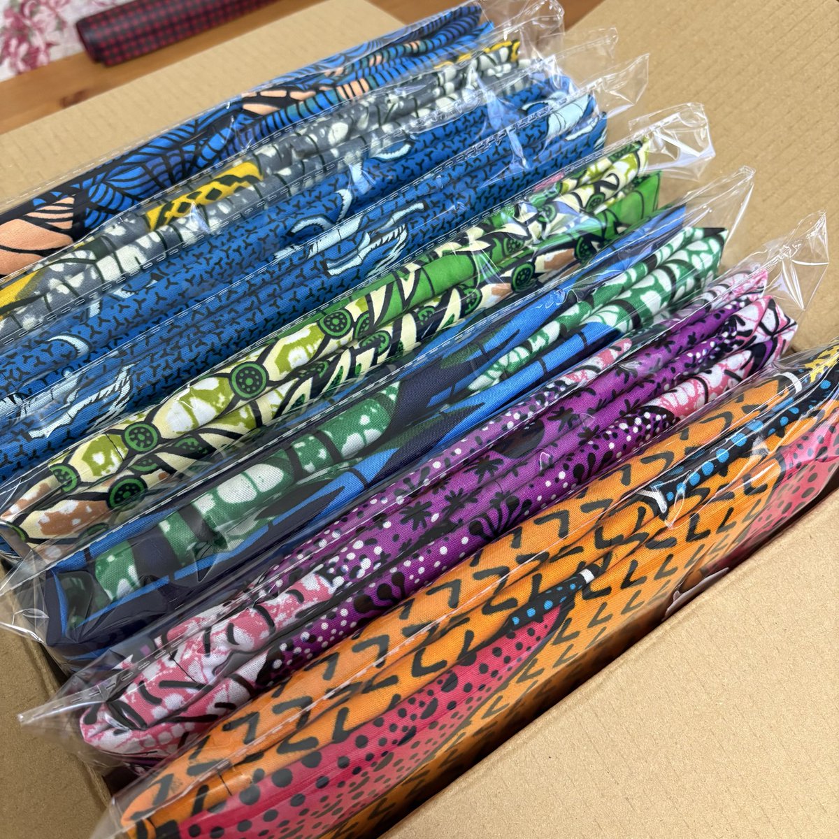 AmanoCouture's tweet photo. みやりかさん着用のNEWワンピースを始め8着準備完了‼️
金沢に向けて発送完了🚚❥❥❥

ひろがれアフリカ布の輪♬.*ﾟ https://t.co/s1WBklHKNX