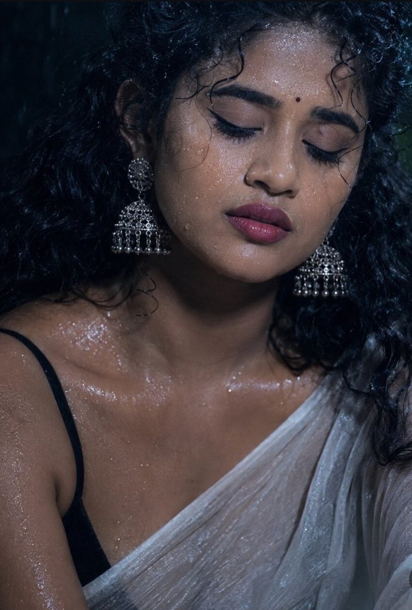 actress6slave's tweet photo. ఆడపిల్ల అందంగా ఉంటది అని తెలుసు కానీ ఆ అందం వర్షంలో తడిసిన తర్వాత మరింత అద్భుతంగా మారుతుంది దానికి రుజువువే ఈ ఫోటో ష్ సీత పేరుకి తగినట్టే కిరాక్ ఉంది ఈ తెలుపు చీర నలుపు జాకెట్ లో తడిసిన వంటితో మైకం తెప్పించే ముఖంతో కైపు ఎక్కిస్తుంది కదా మామస్ ఏం అంటారు మీరు కామెంట్ చేయండి https://t.co/z9RV6yJVnm