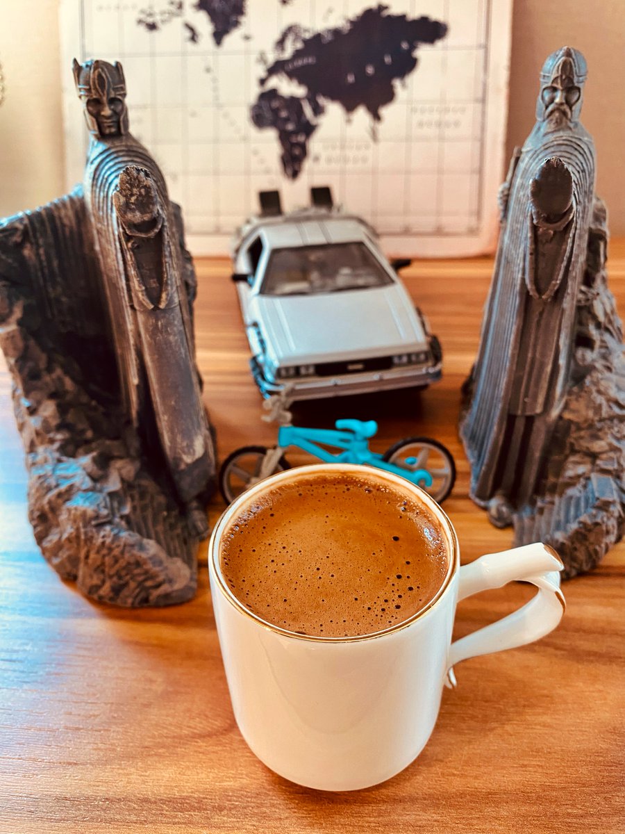 Antares_Neo's tweet photo. Normalde çekip paylaşmıcaktım emme köpüğü hoşuma gitti. Kahve içelim, suyu da zinhar ihmal etmiyelim =) #CoffeeTime #lotr #argonath https://t.co/BAiRBTMRAi