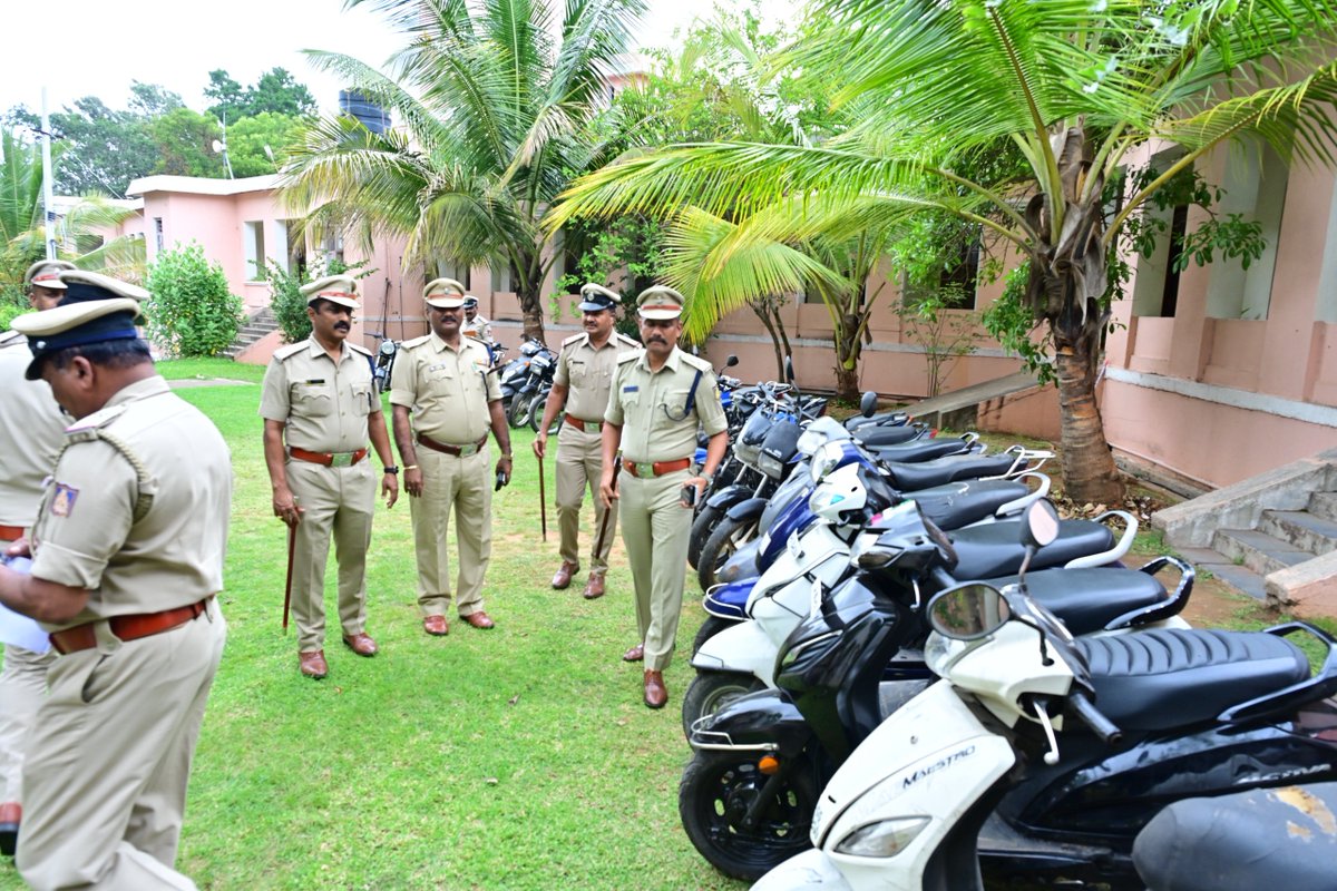 SPmysuru's tweet photo. ಇಂದು ಮೈಸೂರು ಜಿಲ್ಲಾ ಪೊಲೀಸ್ ಕಚೇರಿಯ ಸಭಾಂಗಣದಲ್ಲಿ ನಡೆದ ಪತ್ರಿಕಾಗೋಷ್ಠಿಯಲ್ಲಿ ಮಾನ್ಯ ಜಿಲ್ಲಾ ಪೊಲೀಸ್ ಅಧೀಕ್ಷಕರಾದ ಶ್ರೀ ಮಲ್ಲಿಕಾರ್ಜುನ ಬಾಲದಂಡಿ, ಐಪಿಎಸ್ ರವರು, ಜಿಲ್ಲೆಯ ವಿವಿಧ ಪೊಲೀಸ್ ಠಾಣೆಗಳ ವ್ಯಾಪ್ತಿಯಲ್ಲಿ ದಾಖಲಾದ 29 ಪ್ರಕರಣಗಳನ್ನು ಯಶಸ್ವಿಯಾಗಿ ಪತ್ತೆಹಚ್ಚಿ, https://t.co/euk0rdeSLg